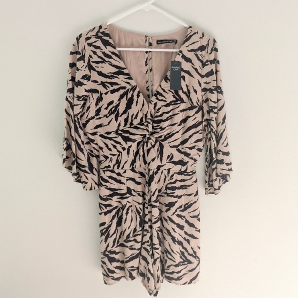 NWT Abercrombie Leopard Print Bell Sleeve Romper Size Small Tall